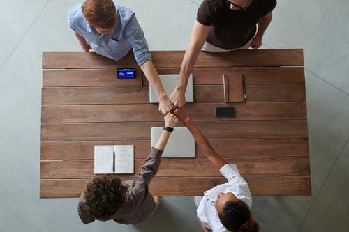 Cómo ser un aliado masculino en el trabajo 