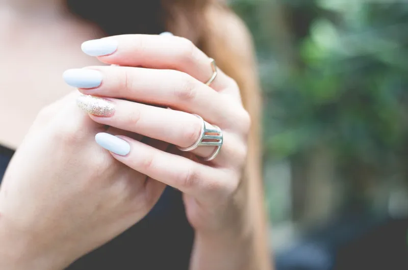 ¿Qué significa morderse las uñas?