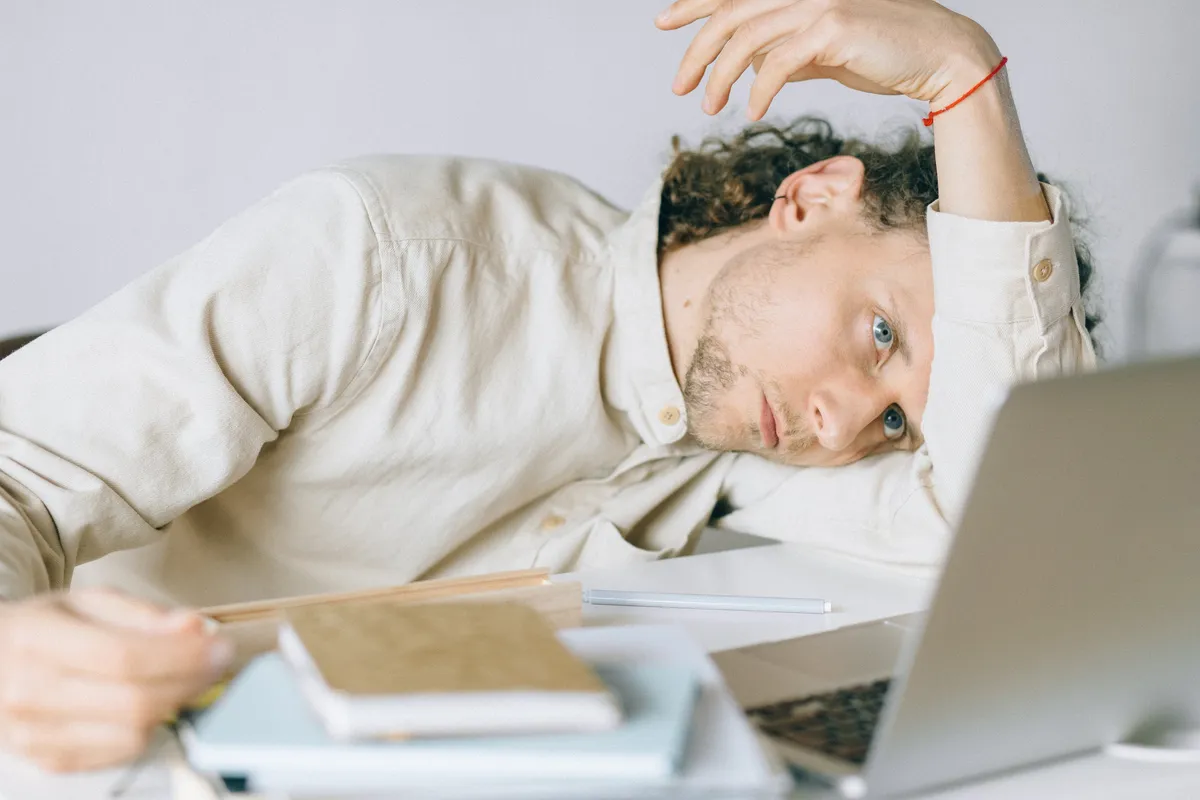 ¿Demasiado tiempo frente a la pantalla? Tips para aminorar el dolor de cabeza