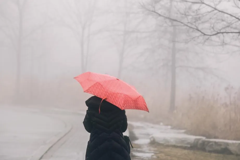 ¿Te sientes triste o cansado en los días lluviosos o fríos?
