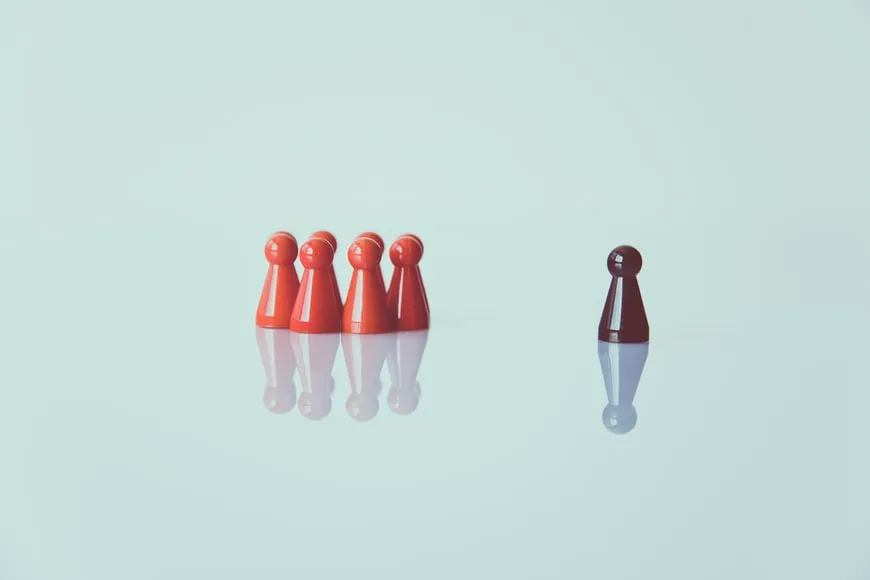 ¿Cómo influyen los estereotipos en el juicio?